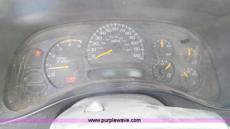 image for item L2185 2006 Chevrolet Silverado 3500 flatbed pickup truck