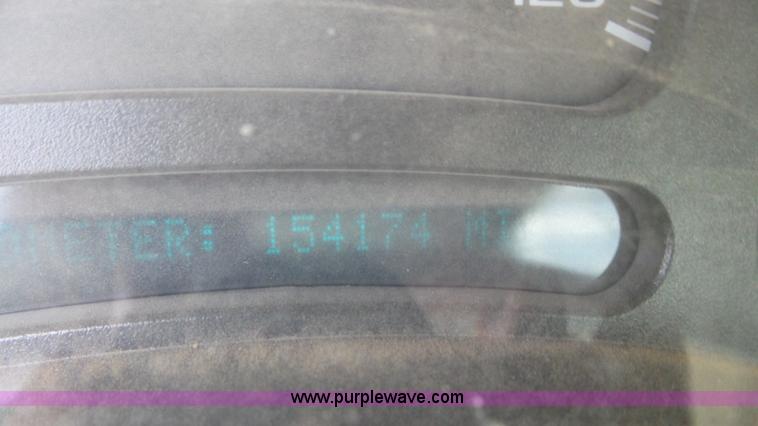 image for item L2185 2006 Chevrolet Silverado 3500 flatbed pickup truck