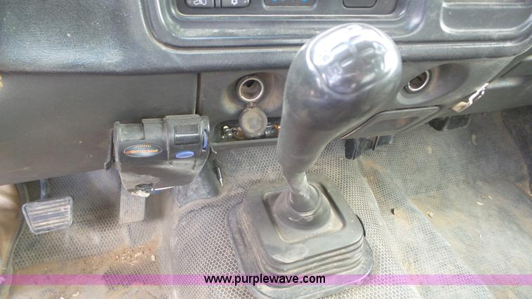 image for item L2185 2006 Chevrolet Silverado 3500 flatbed pickup truck