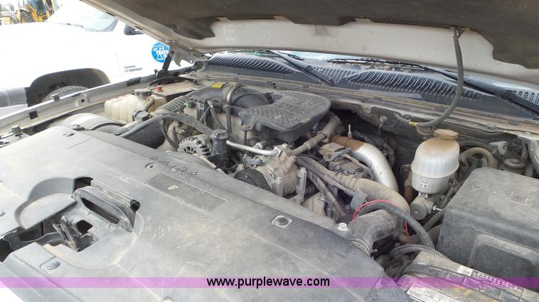 image for item L2185 2006 Chevrolet Silverado 3500 flatbed pickup truck