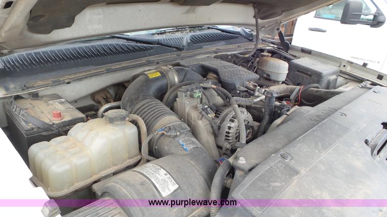 image for item L2185 2006 Chevrolet Silverado 3500 flatbed pickup truck