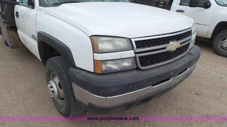image for item L2185 2006 Chevrolet Silverado 3500 flatbed pickup truck