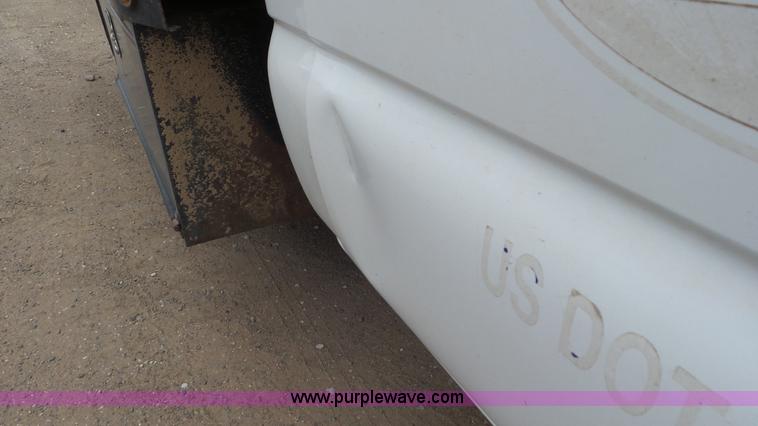 image for item L2185 2006 Chevrolet Silverado 3500 flatbed pickup truck