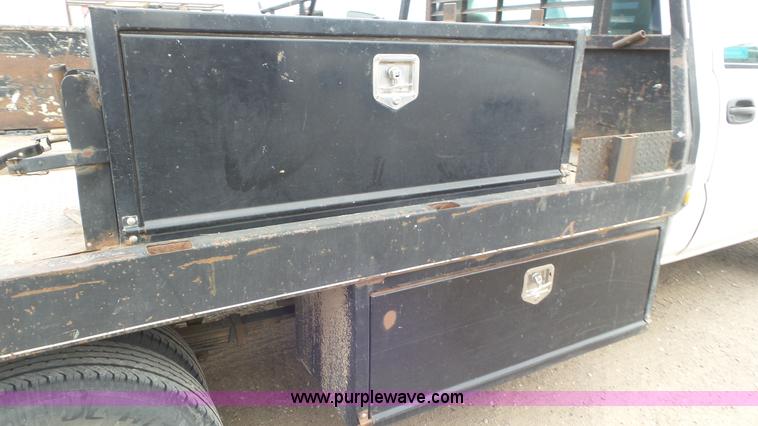 image for item L2185 2006 Chevrolet Silverado 3500 flatbed pickup truck