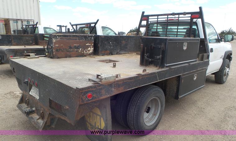 image for item L2185 2006 Chevrolet Silverado 3500 flatbed pickup truck