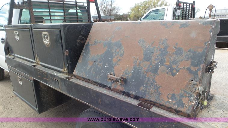 image for item L2185 2006 Chevrolet Silverado 3500 flatbed pickup truck