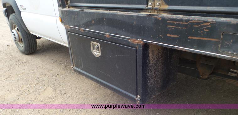 image for item L2185 2006 Chevrolet Silverado 3500 flatbed pickup truck