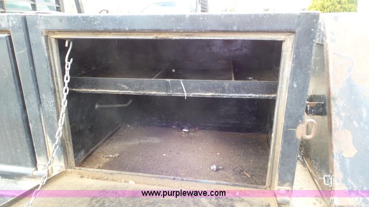 image for item L2185 2006 Chevrolet Silverado 3500 flatbed pickup truck