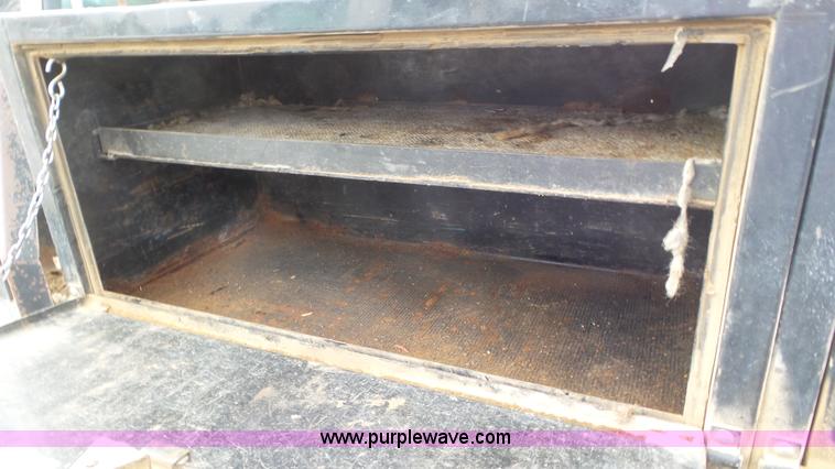 image for item L2185 2006 Chevrolet Silverado 3500 flatbed pickup truck