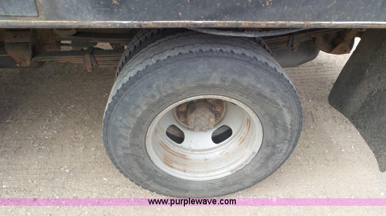 image for item L2185 2006 Chevrolet Silverado 3500 flatbed pickup truck