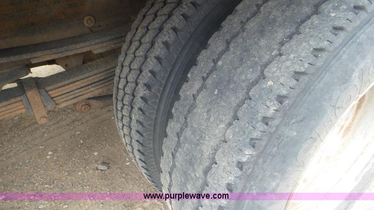 image for item L2185 2006 Chevrolet Silverado 3500 flatbed pickup truck