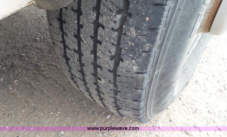 image for item L2185 2006 Chevrolet Silverado 3500 flatbed pickup truck