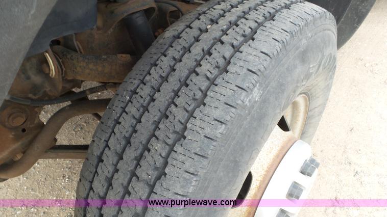 image for item L2185 2006 Chevrolet Silverado 3500 flatbed pickup truck