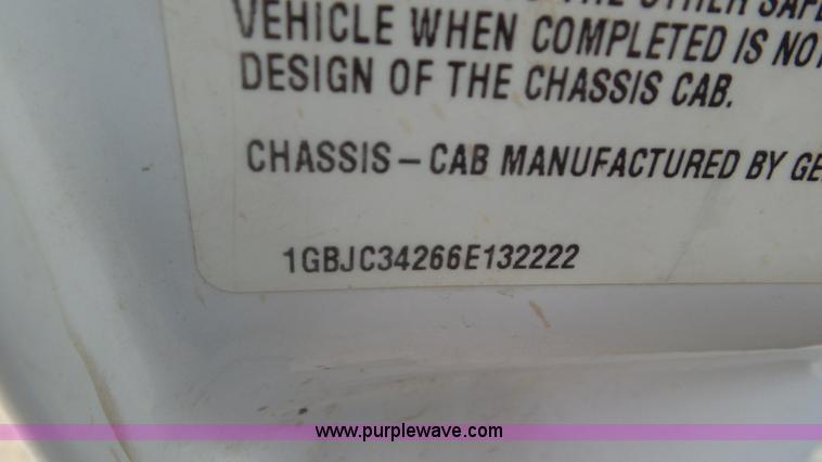 image for item L2185 2006 Chevrolet Silverado 3500 flatbed pickup truck