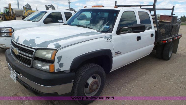 image for item L2186 2006 Chevrolet Silverado 3500 Crew Cab flatbed pickup truck