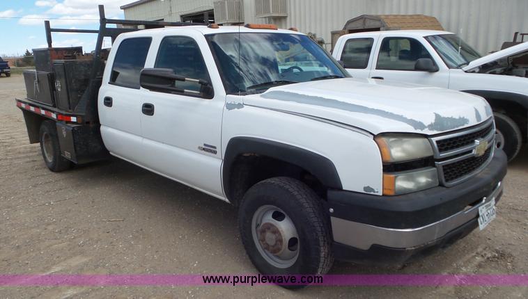 image for item L2186 2006 Chevrolet Silverado 3500 Crew Cab flatbed pickup truck
