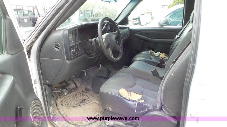 image for item L2186 2006 Chevrolet Silverado 3500 Crew Cab flatbed pickup truck