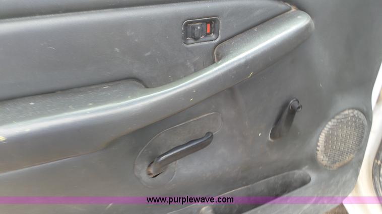 image for item L2186 2006 Chevrolet Silverado 3500 Crew Cab flatbed pickup truck