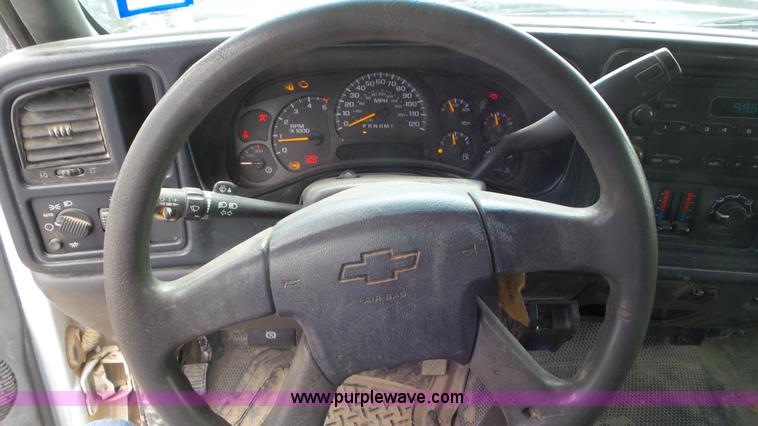 image for item L2186 2006 Chevrolet Silverado 3500 Crew Cab flatbed pickup truck