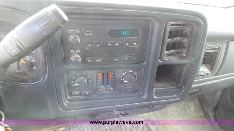 image for item L2186 2006 Chevrolet Silverado 3500 Crew Cab flatbed pickup truck