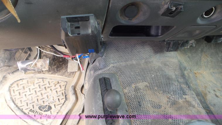 image for item L2186 2006 Chevrolet Silverado 3500 Crew Cab flatbed pickup truck