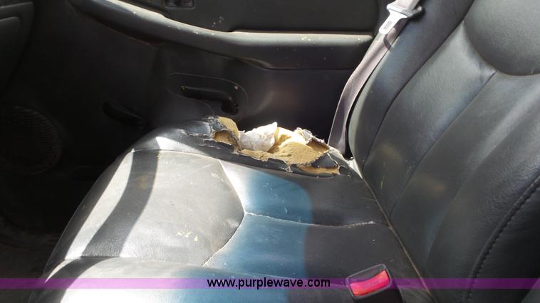 image for item L2186 2006 Chevrolet Silverado 3500 Crew Cab flatbed pickup truck