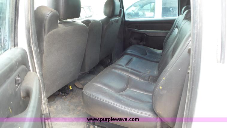 image for item L2186 2006 Chevrolet Silverado 3500 Crew Cab flatbed pickup truck