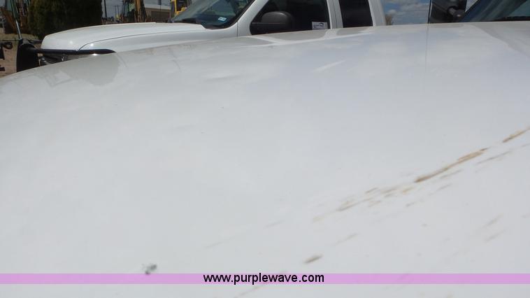 image for item L2186 2006 Chevrolet Silverado 3500 Crew Cab flatbed pickup truck