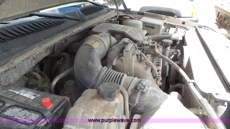 image for item L2186 2006 Chevrolet Silverado 3500 Crew Cab flatbed pickup truck