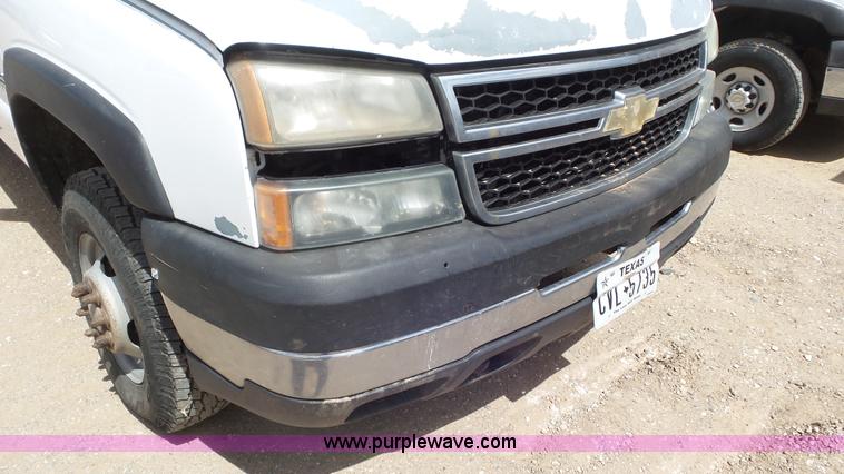 image for item L2186 2006 Chevrolet Silverado 3500 Crew Cab flatbed pickup truck