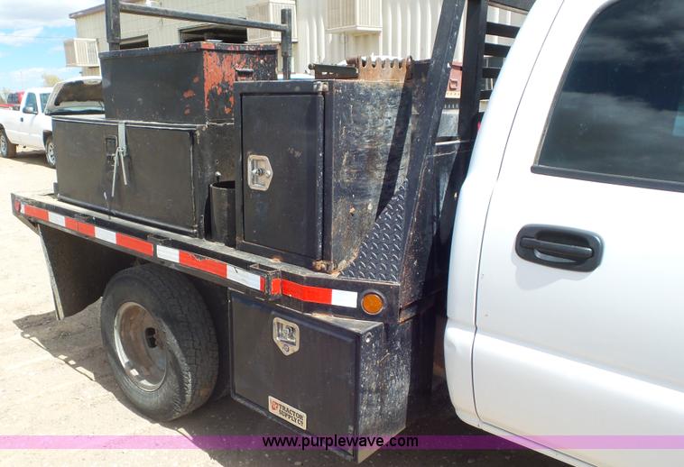 image for item L2186 2006 Chevrolet Silverado 3500 Crew Cab flatbed pickup truck