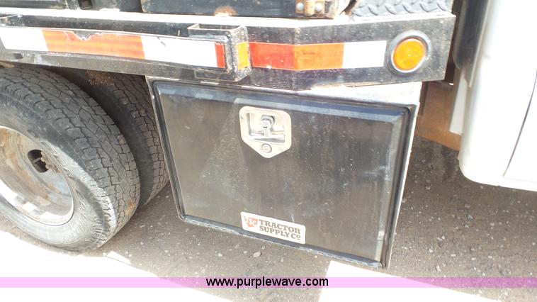 image for item L2186 2006 Chevrolet Silverado 3500 Crew Cab flatbed pickup truck