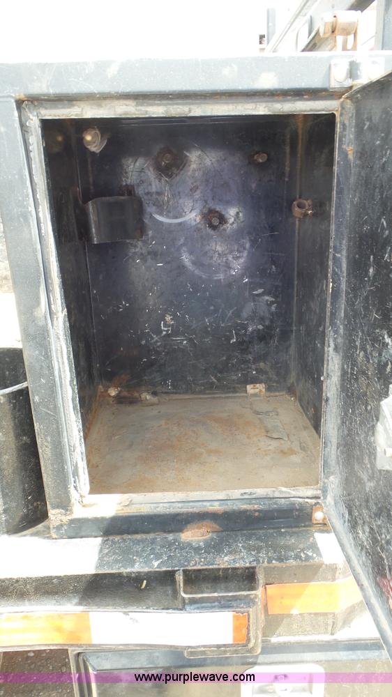 image for item L2186 2006 Chevrolet Silverado 3500 Crew Cab flatbed pickup truck