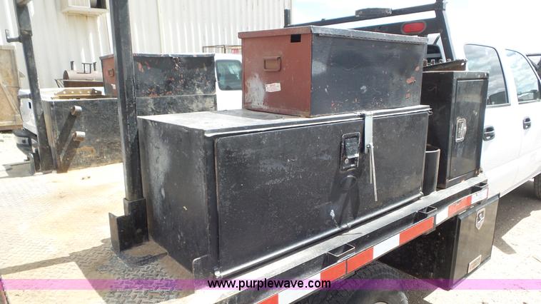 image for item L2186 2006 Chevrolet Silverado 3500 Crew Cab flatbed pickup truck