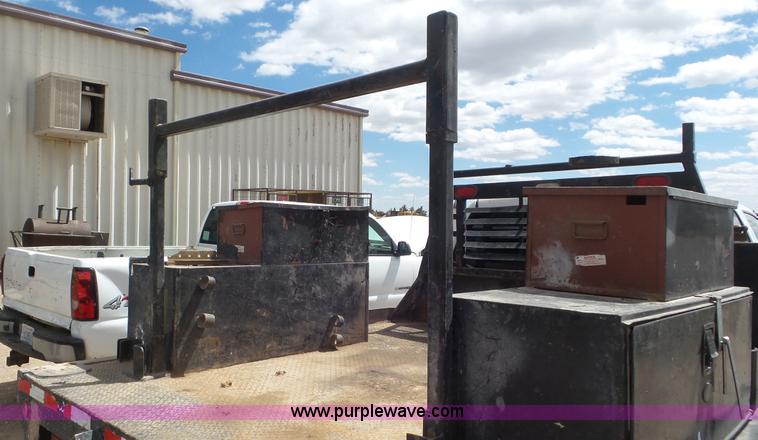 image for item L2186 2006 Chevrolet Silverado 3500 Crew Cab flatbed pickup truck