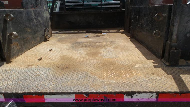 image for item L2186 2006 Chevrolet Silverado 3500 Crew Cab flatbed pickup truck