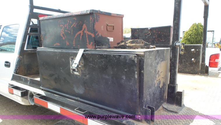 image for item L2186 2006 Chevrolet Silverado 3500 Crew Cab flatbed pickup truck