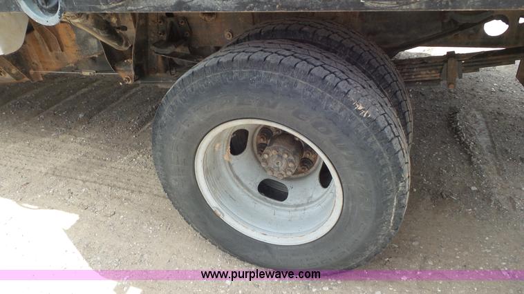 image for item L2186 2006 Chevrolet Silverado 3500 Crew Cab flatbed pickup truck