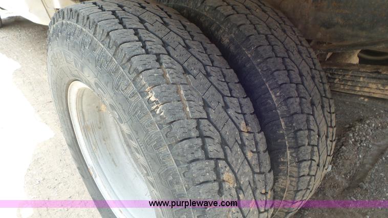 image for item L2186 2006 Chevrolet Silverado 3500 Crew Cab flatbed pickup truck