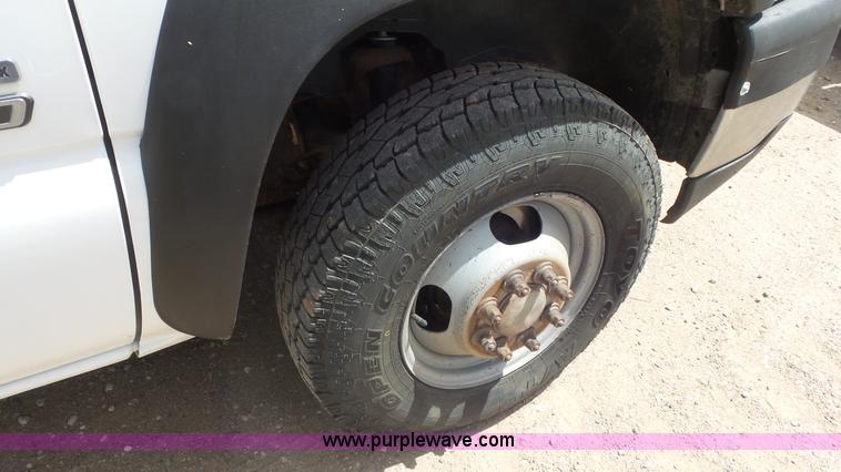 image for item L2186 2006 Chevrolet Silverado 3500 Crew Cab flatbed pickup truck