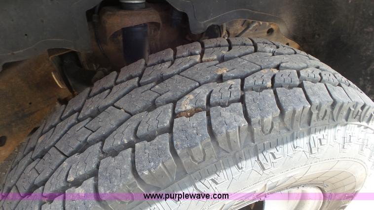 image for item L2186 2006 Chevrolet Silverado 3500 Crew Cab flatbed pickup truck