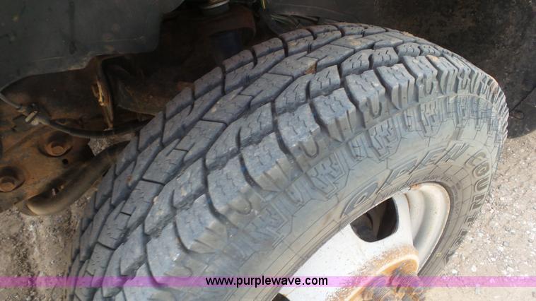 image for item L2186 2006 Chevrolet Silverado 3500 Crew Cab flatbed pickup truck