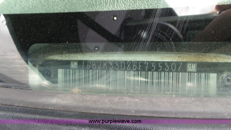 image for item L2186 2006 Chevrolet Silverado 3500 Crew Cab flatbed pickup truck