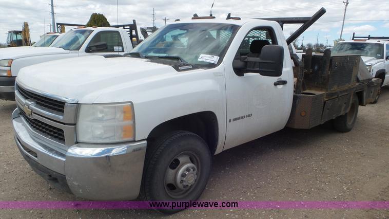 image for item L2187 2007 Chevrolet Silverado 3500 flatbed pickup truck