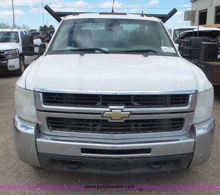 image for item L2187 2007 Chevrolet Silverado 3500 flatbed pickup truck