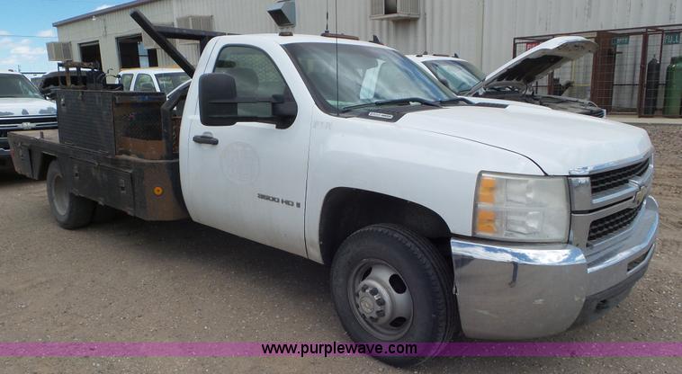image for item L2187 2007 Chevrolet Silverado 3500 flatbed pickup truck