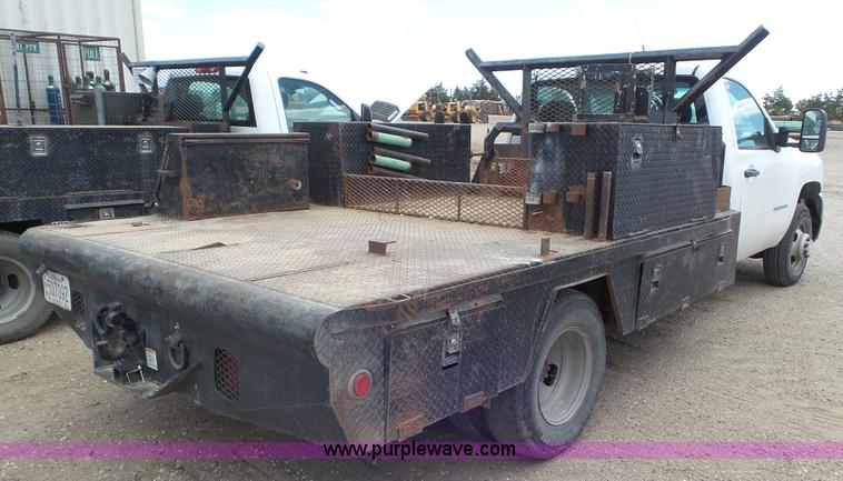 image for item L2187 2007 Chevrolet Silverado 3500 flatbed pickup truck