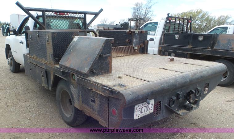 image for item L2187 2007 Chevrolet Silverado 3500 flatbed pickup truck