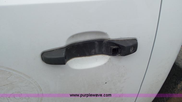 image for item L2187 2007 Chevrolet Silverado 3500 flatbed pickup truck