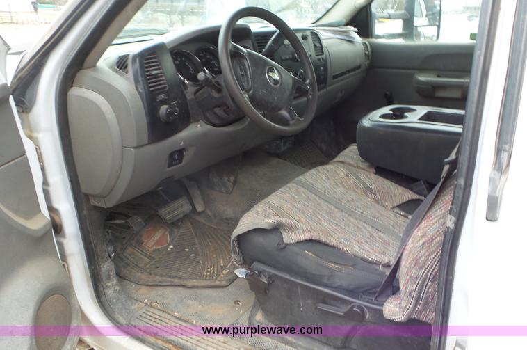 image for item L2187 2007 Chevrolet Silverado 3500 flatbed pickup truck